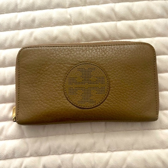 Tory Burch leather continental wallet. - Picture 1 of 3